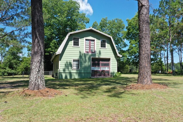 6715 Stewart Rd, Ochlocknee, GA 31773 - view of front of home with a gambrel roof and a front lawn