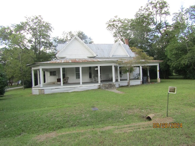 view of front facade with a front yard and covered porch