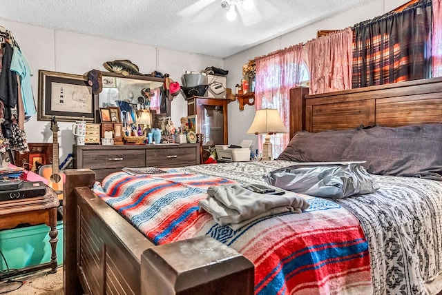 bedroom featuring ceiling fan and a textured ceiling