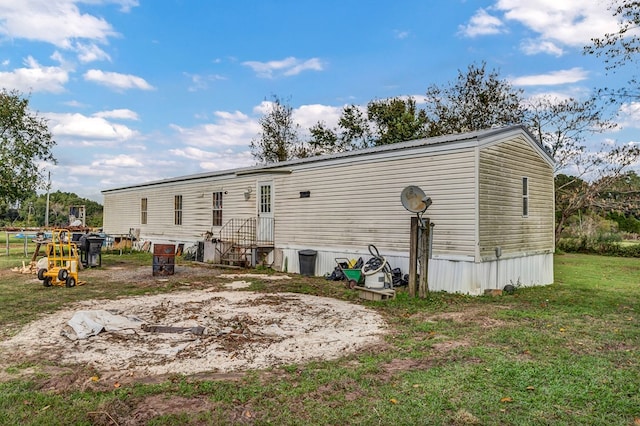 back of house featuring a lawn