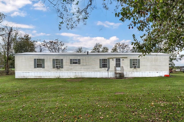 manufactured / mobile home featuring a front lawn