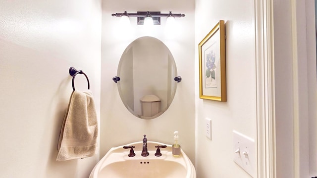 bathroom featuring a sink