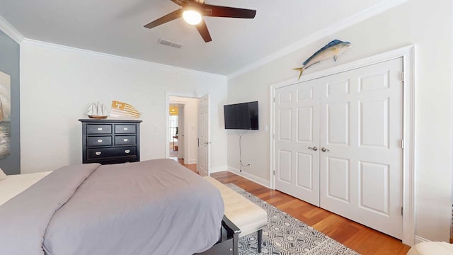 7827 Metcalf Rd, Thomasville, GA 31792 - bedroom featuring crown molding, wood finished floors, a closet, and a ceiling fan