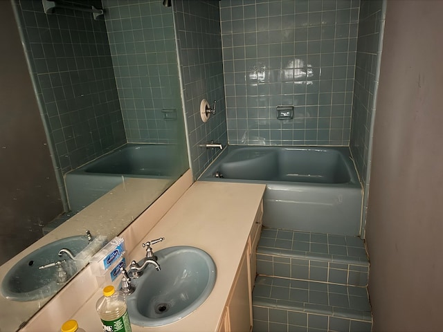 bathroom with vanity and tiled shower / bath