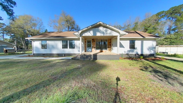 single story home featuring crawl space and a front lawn