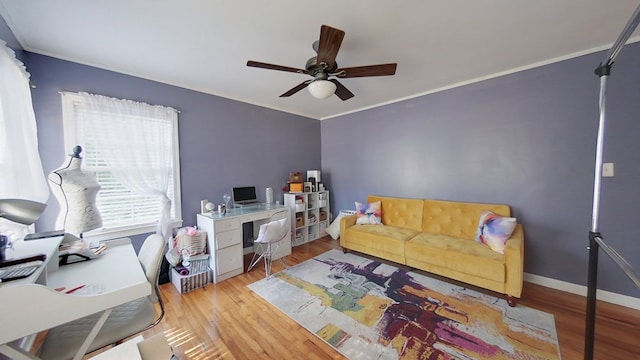 living room featuring crown molding, light hardwood / wood-style floors, and ceiling fan