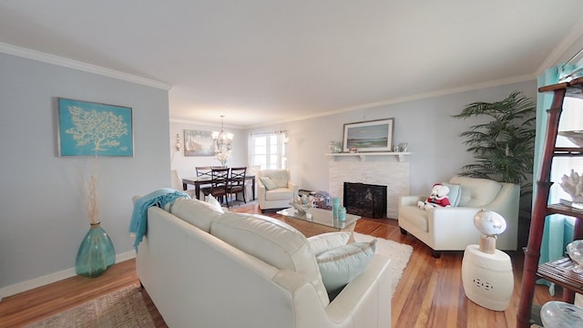 living room featuring wood-type flooring, ornamental molding, and a chandelier