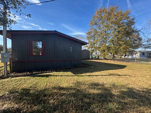 view of side of property featuring a yard