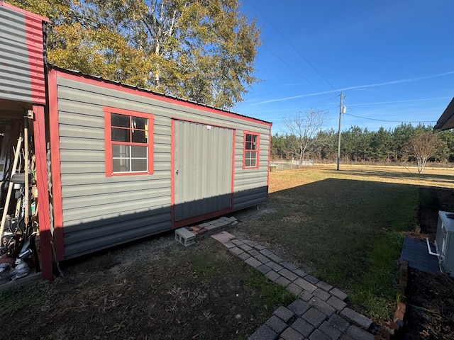 view of outdoor structure featuring a yard