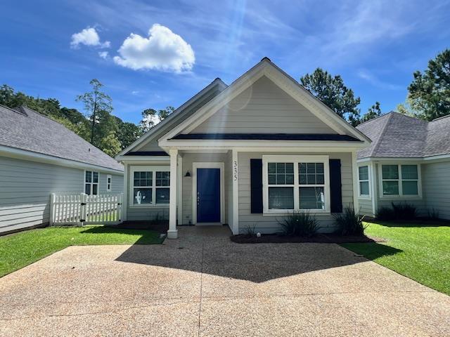 view of front facade with a front yard