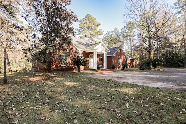 view of front of property with a front yard