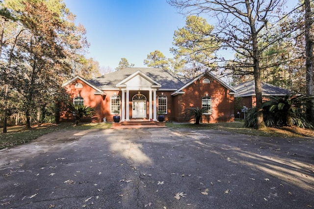 view of front facade with driveway