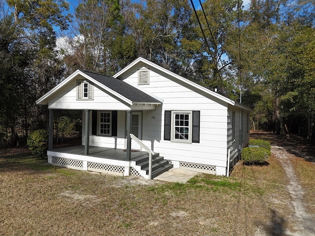 view of front of property featuring a front yard and a porch