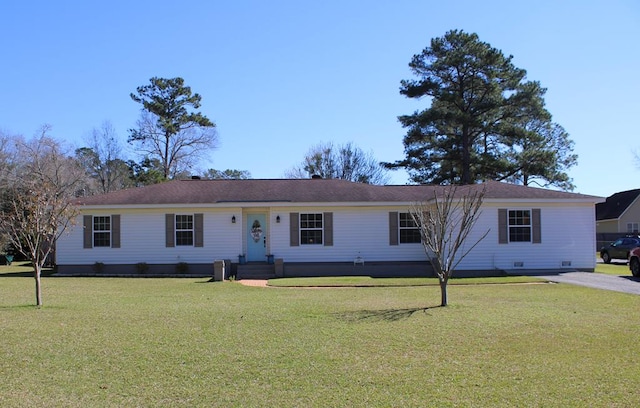 ranch-style home featuring a front lawn and crawl space