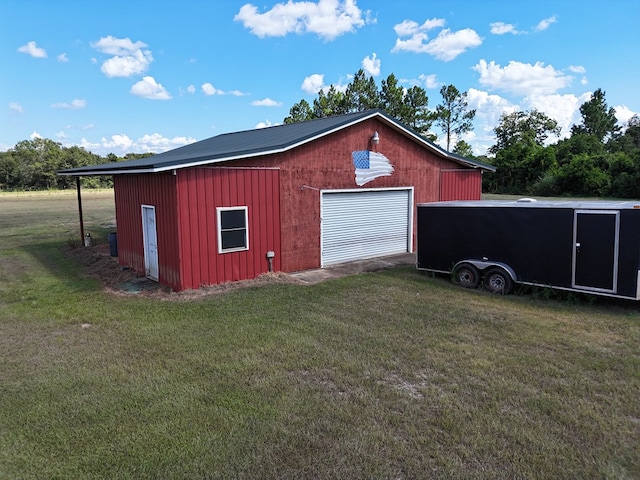 view of outdoor structure featuring a garage and a yard