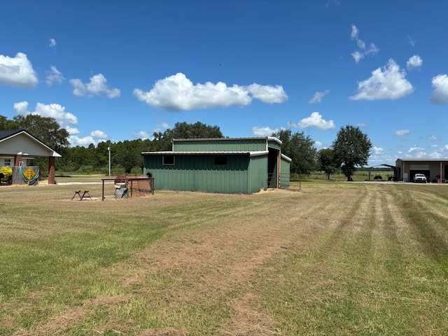 view of yard with an outdoor structure