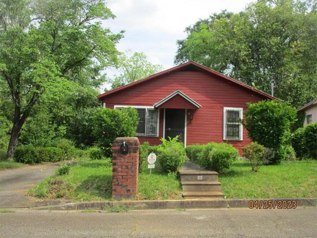 view of front of home featuring driveway