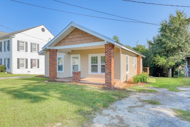 view of front facade with a front lawn