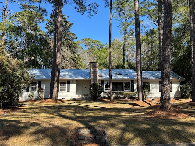 single story home with a front lawn