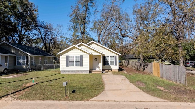 bungalow featuring a front lawn