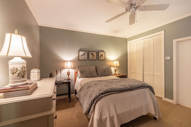 bedroom featuring light carpet, ornamental molding, a closet, and ceiling fan