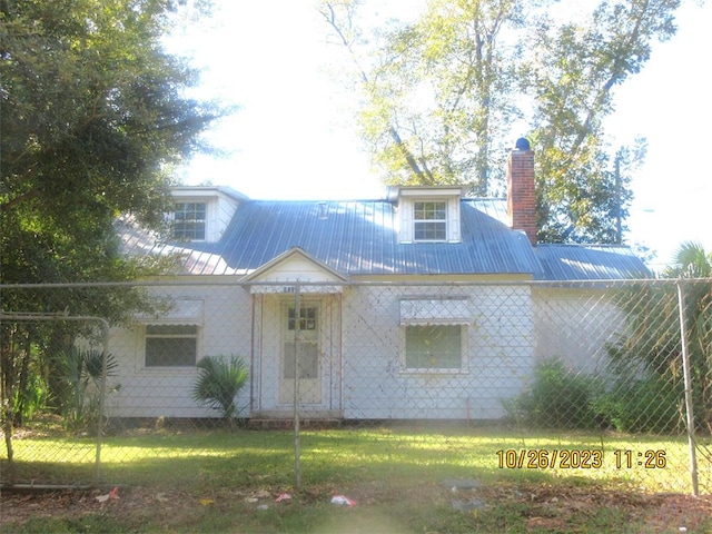 1225 N Stevens St, Thomasville, GA 31792 - view of front facade featuring a chimney, a metal roof, and a front lawn