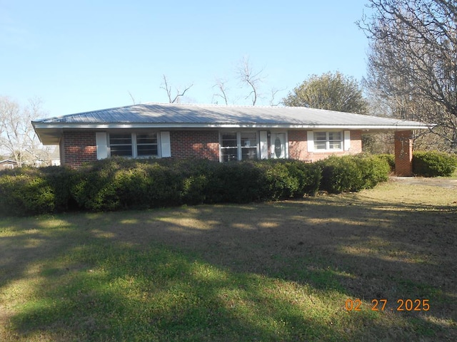 ranch-style home featuring a front lawn and brick siding