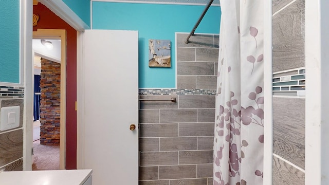 full bathroom with a shower with shower curtain