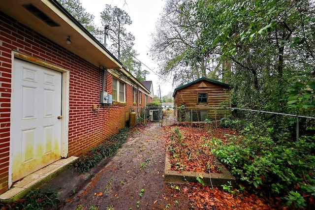 view of yard with an outbuilding and fence