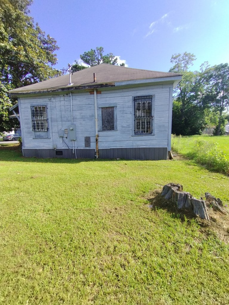 329 Law St, Thomasville, GA 31792 - view of side of home featuring a yard