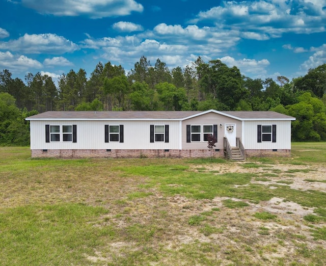 manufactured / mobile home with a front yard and crawl space