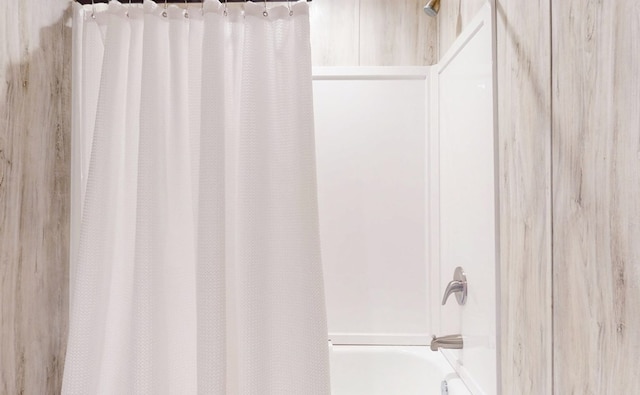 bathroom with shower / bath combo