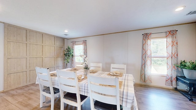 dining room with crown molding, recessed lighting, baseboards, light wood-type flooring, and visible vents