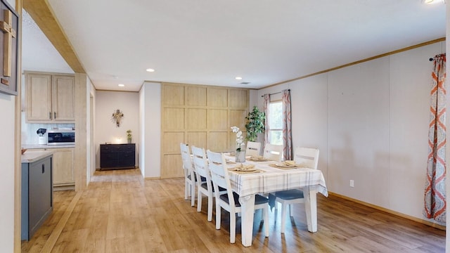 dining space featuring light wood-style floors, baseboards, ornamental molding, and recessed lighting