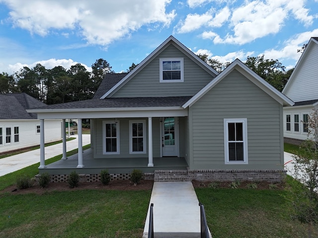 view of front facade featuring covered porch and a front lawn