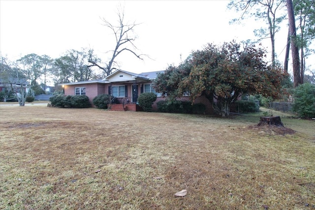 ranch-style home featuring a front lawn