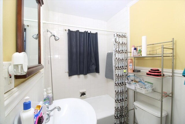 bathroom with shower / bath combo with shower curtain and toilet