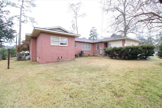 back of house featuring a yard