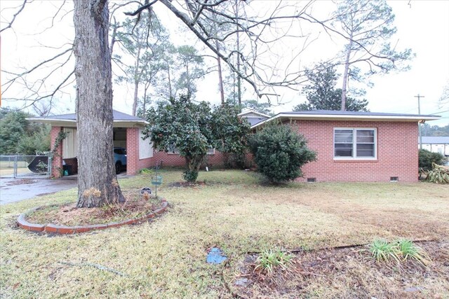 view of front of home featuring a front lawn