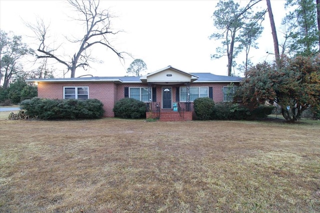 single story home featuring a front lawn