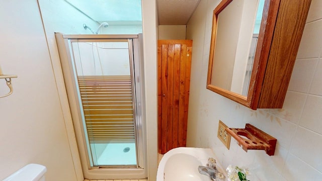 2001 Redfearn St, Barwick, GA 31720 - full bathroom featuring a stall shower