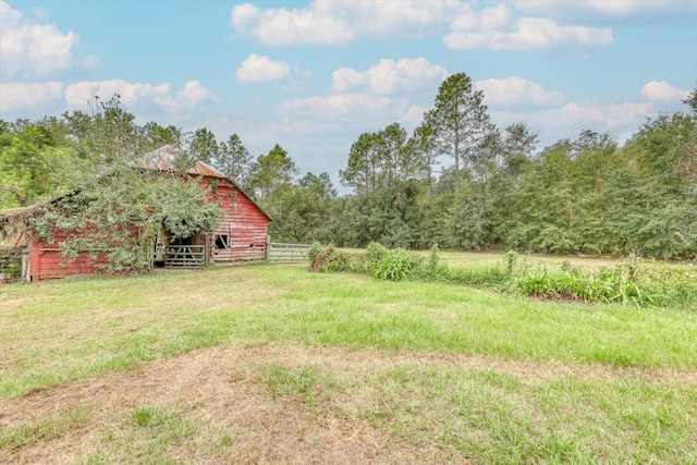 view of yard with an outdoor structure