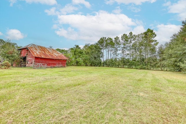 view of yard with an outbuilding