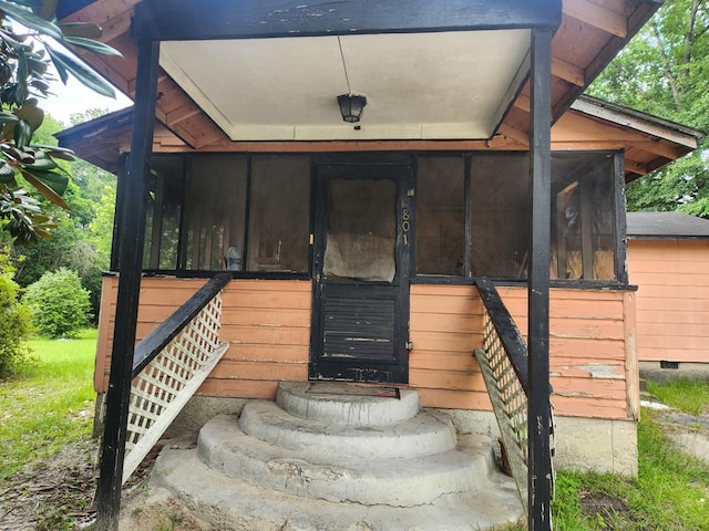 801 Magnolia St, Thomasville, GA 31792 - property entrance featuring crawl space