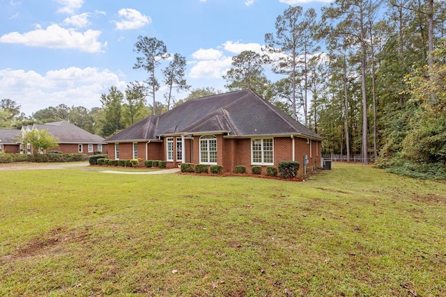 single story home with a front yard