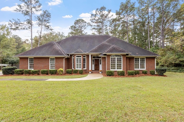 ranch-style house featuring a front yard