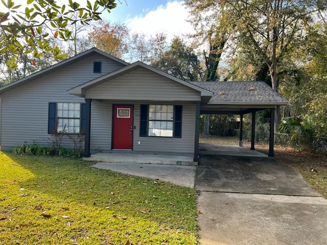 view of front of property featuring a carport and a front yard