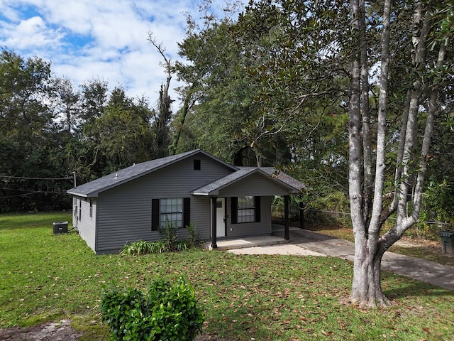 view of front of property featuring a front yard and a patio