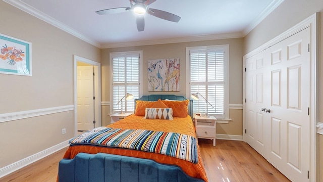 bedroom with light wood-style floors, baseboards, ornamental molding, and ceiling fan