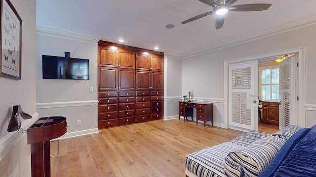 living area with ornamental molding, light wood finished floors, a ceiling fan, recessed lighting, and baseboards